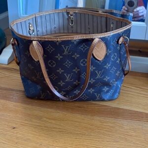 Louis Vuitton Monogram Canvas Shoulder Bag with Tan Trim
No Rips or Tears